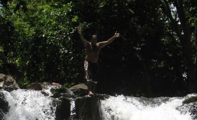 Ein Wasserfall mit abspringendem Inder